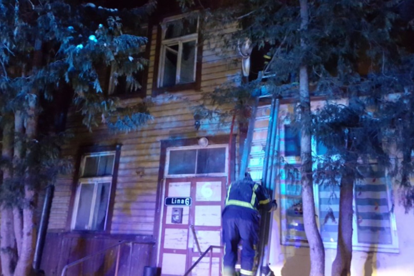 GALERII | Tartus põles kortermaja, evakueeriti 29 inimest