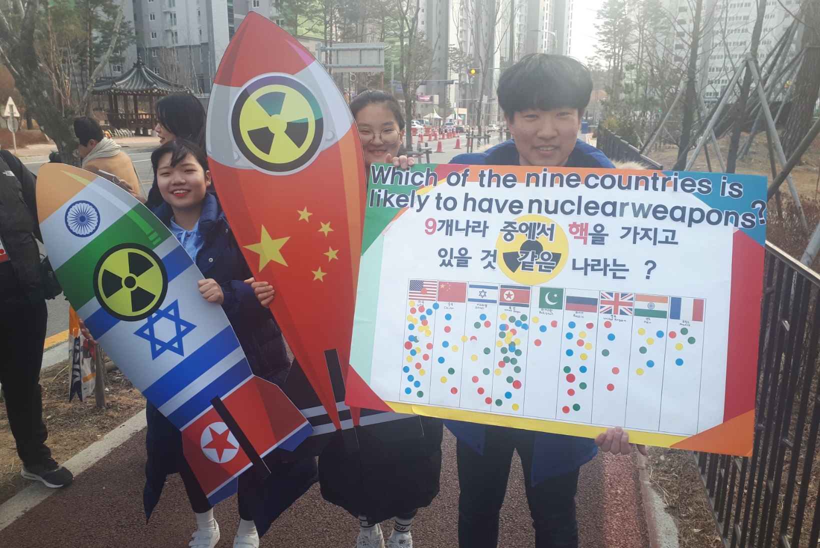 ÕL OLÜMPIAL | FOTOUUDIS | Kohalikud keskkooliõpilased juhivad tänavatel tähelepanu tuumarelvadele