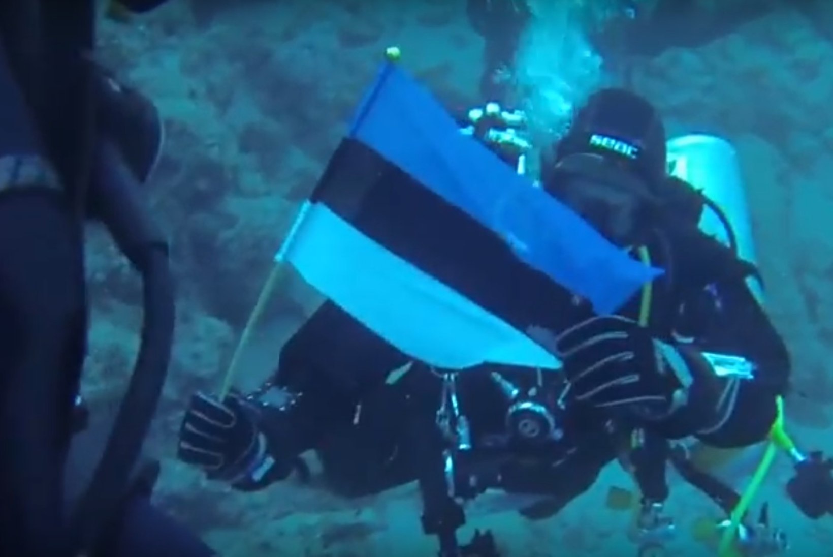 VIDEO | Sukeldujad viisid Eesti lipu 100 meetri sügavusele vee alla