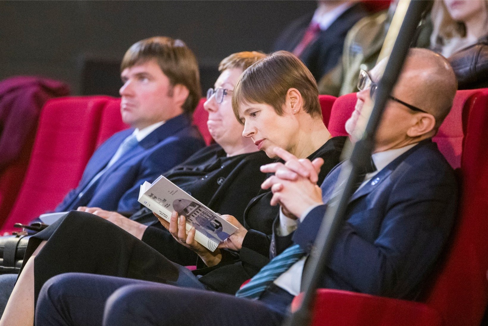 FOTOD | MAITSEKAS VALIK! President Kaljulaidist on saanud agar kõrvarõngaste kandja