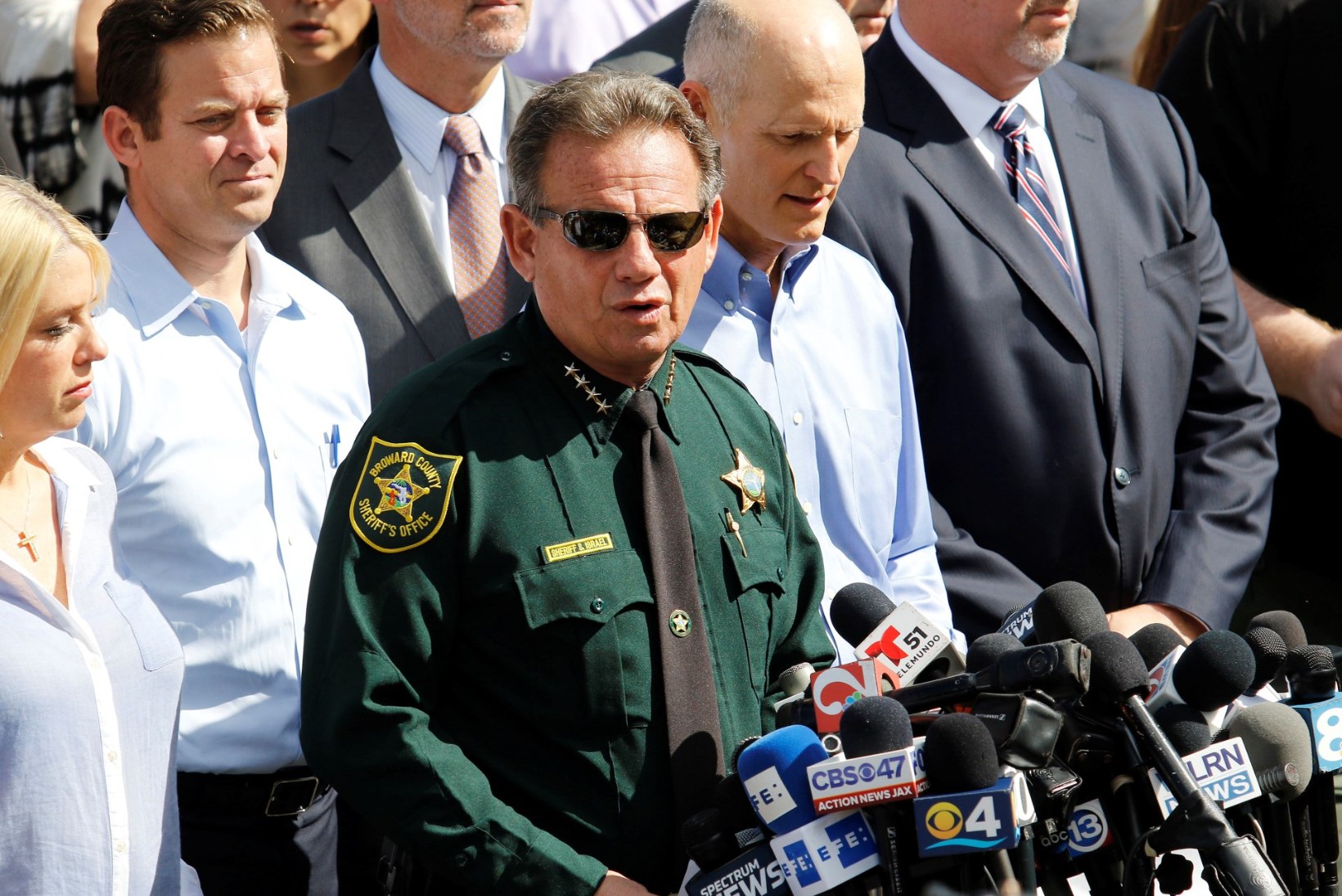 Florida keskkooli valvanud politseinik ei sisenenud tulistamise ajal kordagi koolimajja