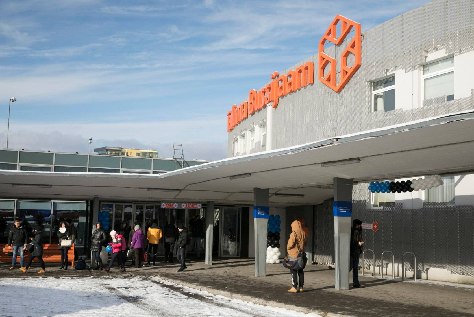 FOTOD | Tallinna bussijaam ehtis end sinimustvalgesse