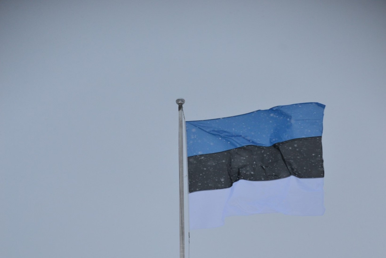 FOTOUUDIS |  Soome saatkonna katusel lehvib sini-must-valge lipp