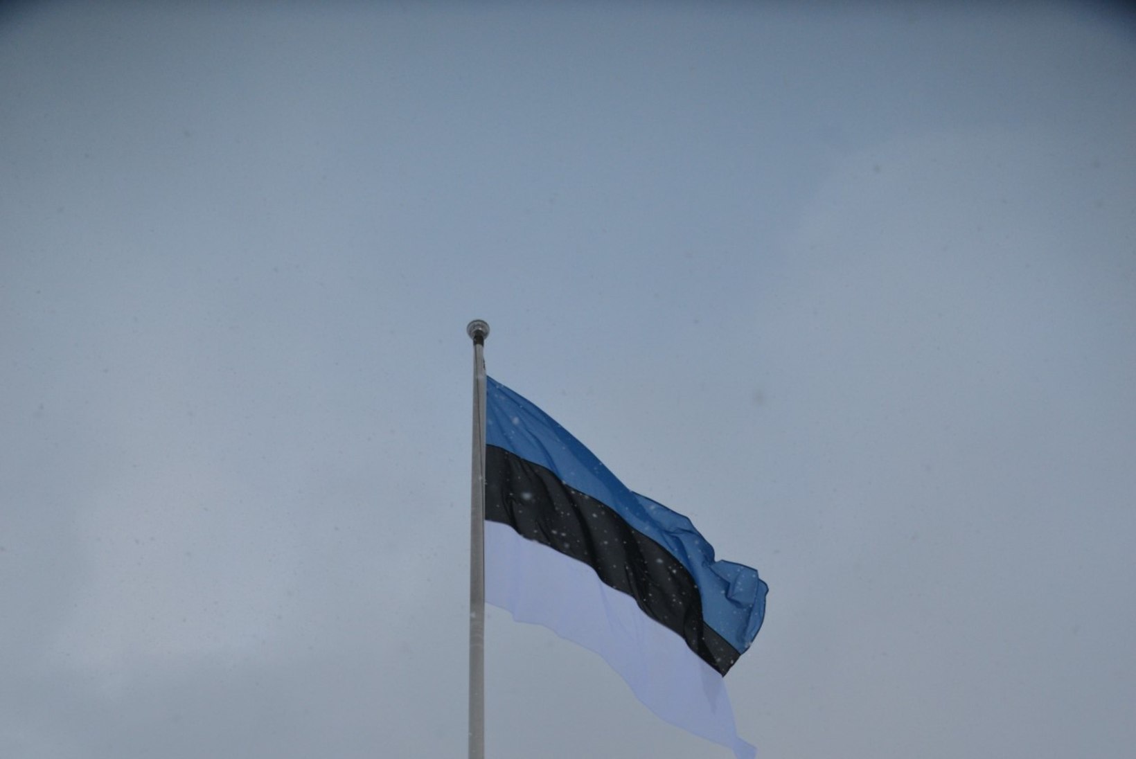 FOTOUUDIS |  Soome saatkonna katusel lehvib sini-must-valge lipp