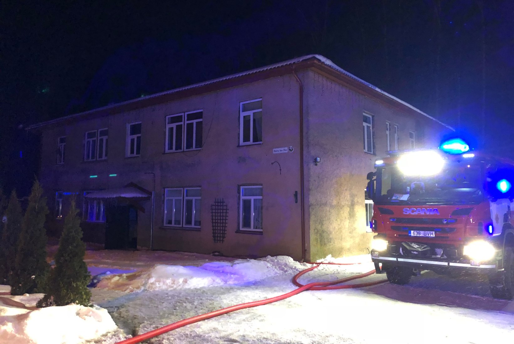 VIDEO ja FOTOD SÜNDMUSKOHALT | Viljandis hukkus elumaja põlengus inimene, kolm viidi haiglasse