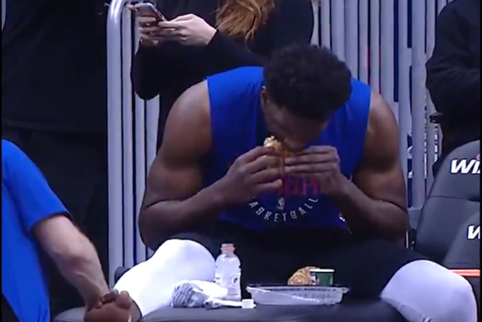 VIDEO | Sportlase toit: NBA tähtmängija nosis vahetult enne matši mehiselt burgerit 