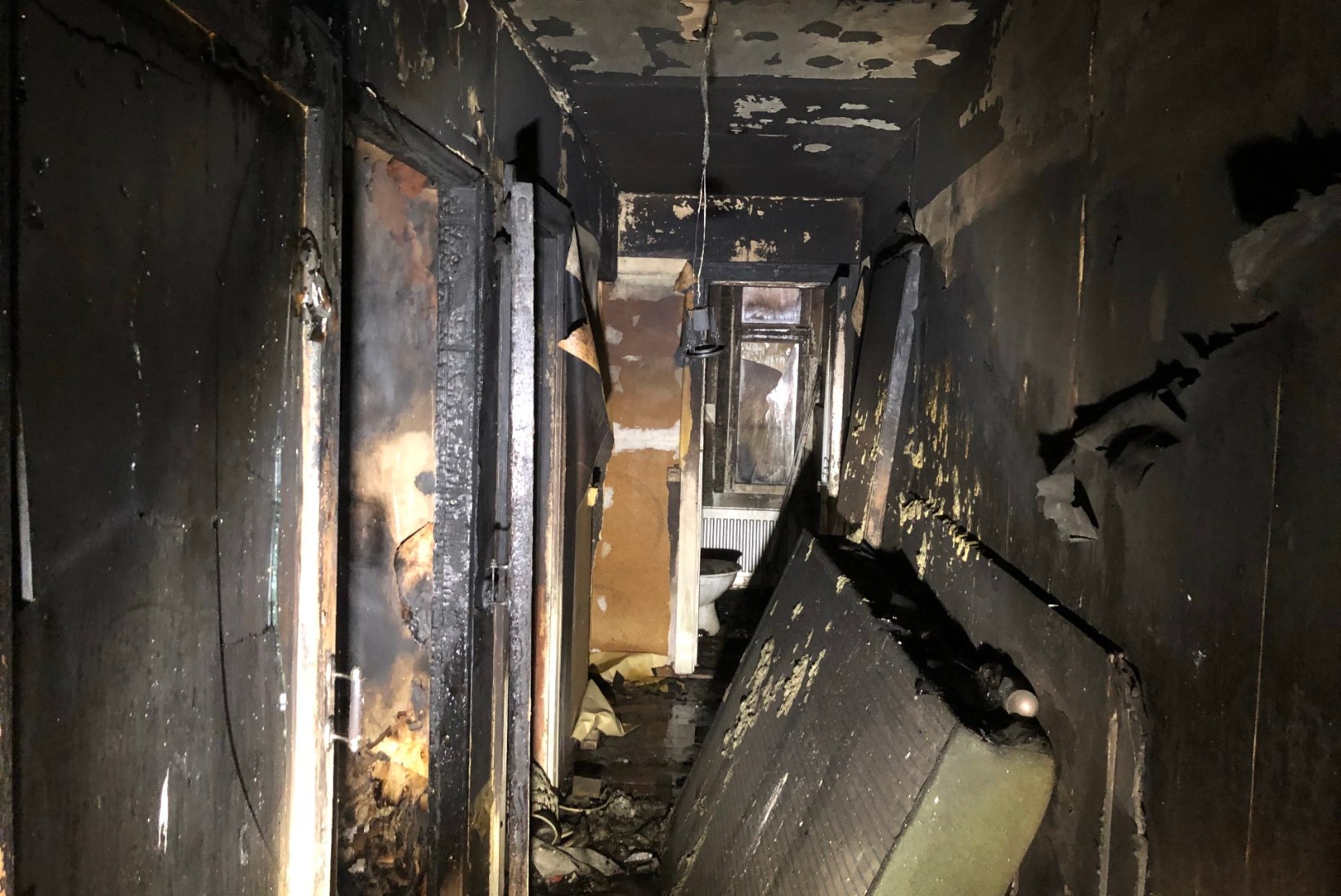 VIDEO ja FOTOD SÜNDMUSKOHALT | Viljandis hukkus elumaja põlengus inimene, kolm viidi haiglasse