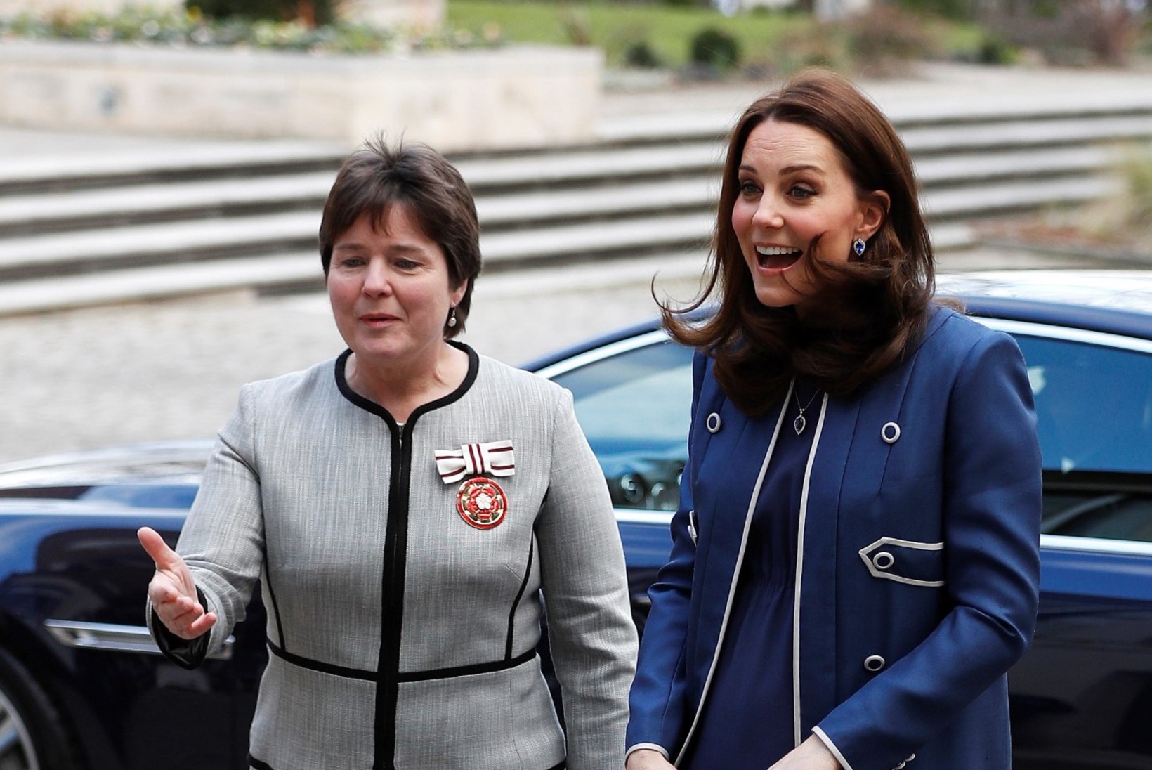 Rase Kate Middleton vilgutas sinise mantli vahelt ümarat kõhukest
