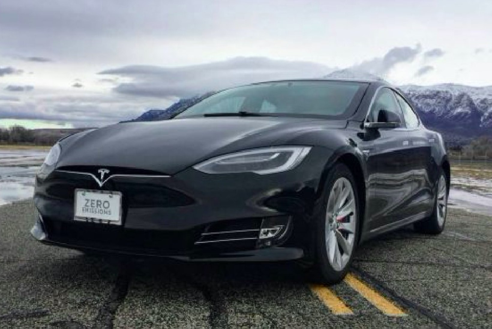 VÕIMAS VÄRK: Tesla S-ist valmis kuulikindel versioon