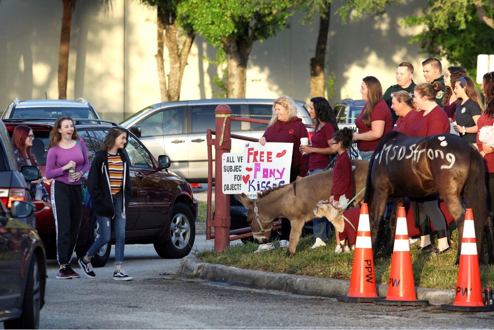FOTOD | Florida õpilased läksid esimest korda pärast tulistamist tundidesse tagasi