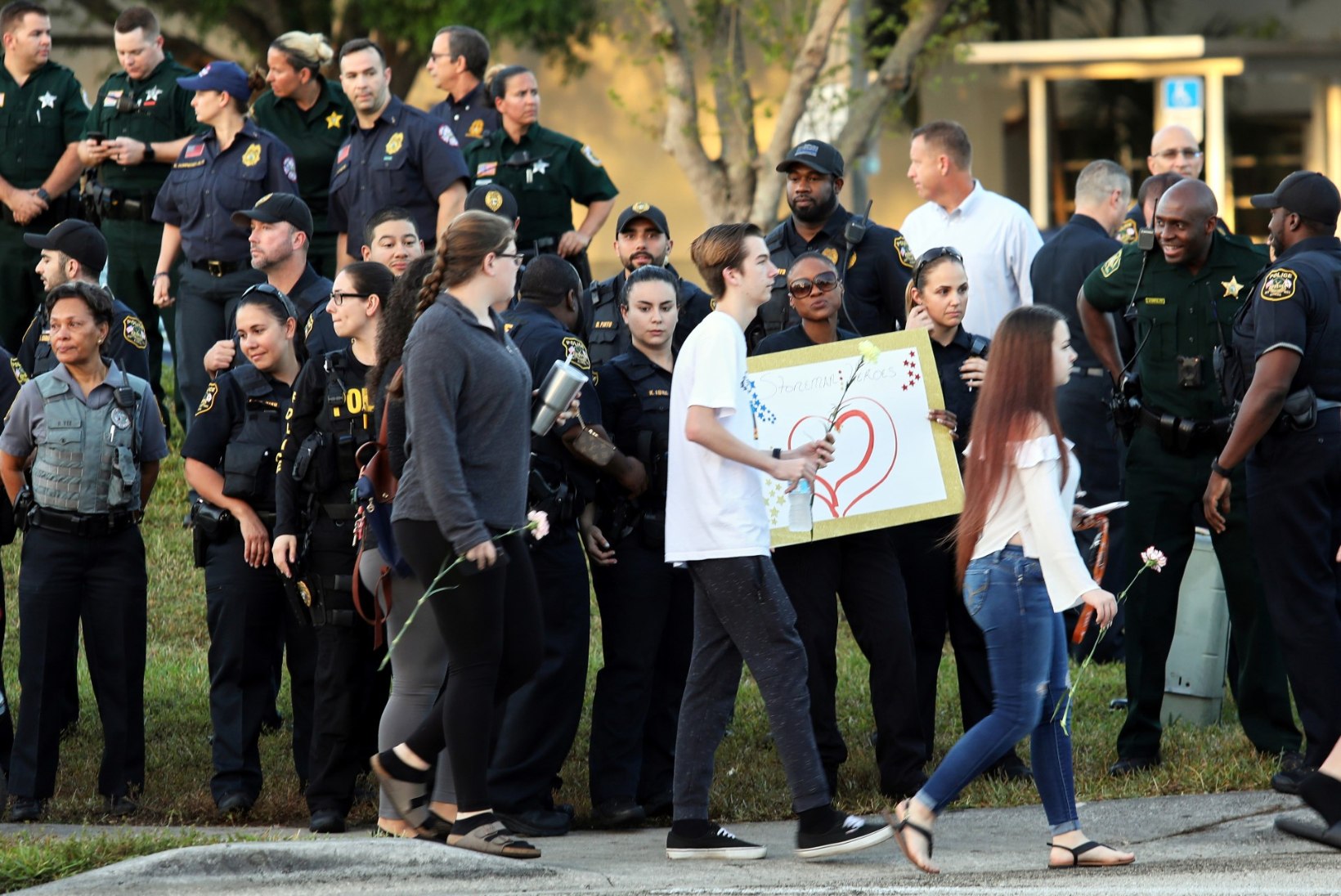 FOTOD | Florida õpilased läksid esimest korda pärast tulistamist tundidesse tagasi
