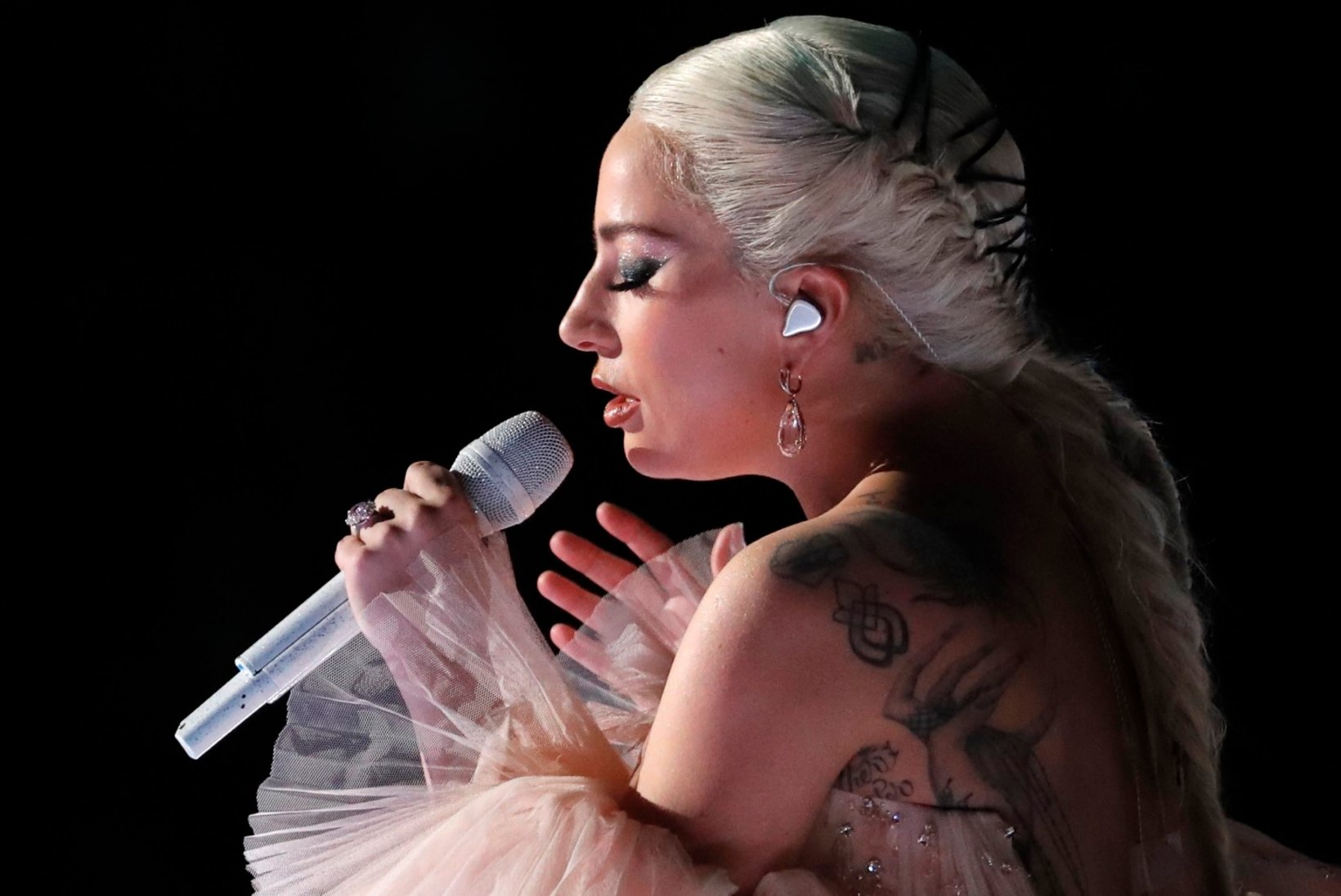 Lady Gaga tühistas kõik veebruaris toimuma pidanud Euroopa kontserdid