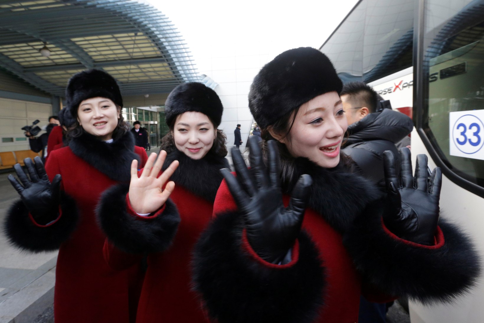 GALERII | Põhja-Korea saadab olümpiale sadu kauneid ergutustüdrukuid