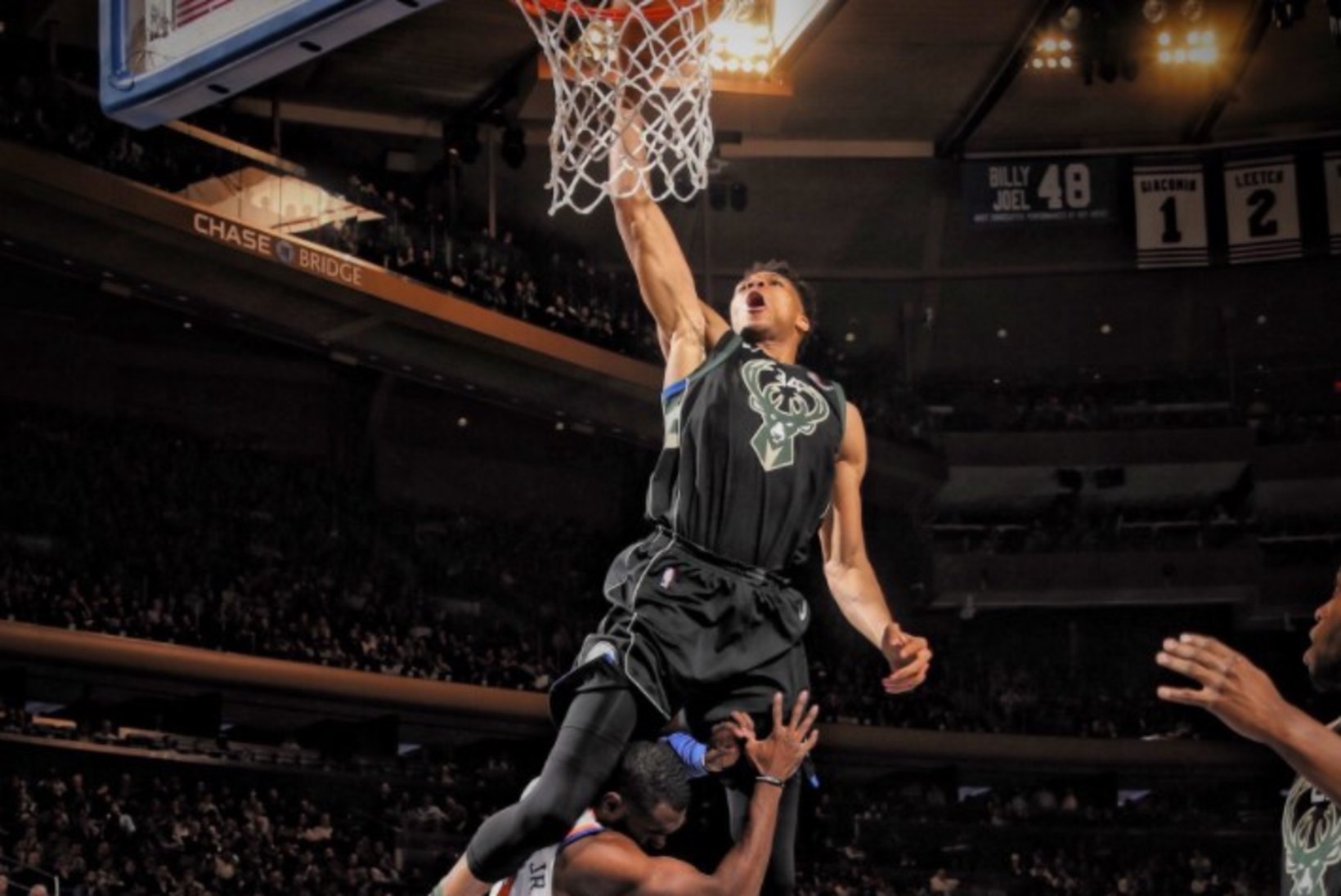 VIDEO | EI OLE VÕIMALIK! Giannis Antetokounmpo hüppas NBAs üle mängija