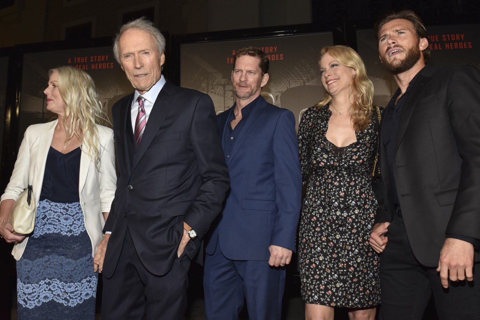 Clint Eastwood poseeris esilinastusel koos oma arvukate lastega