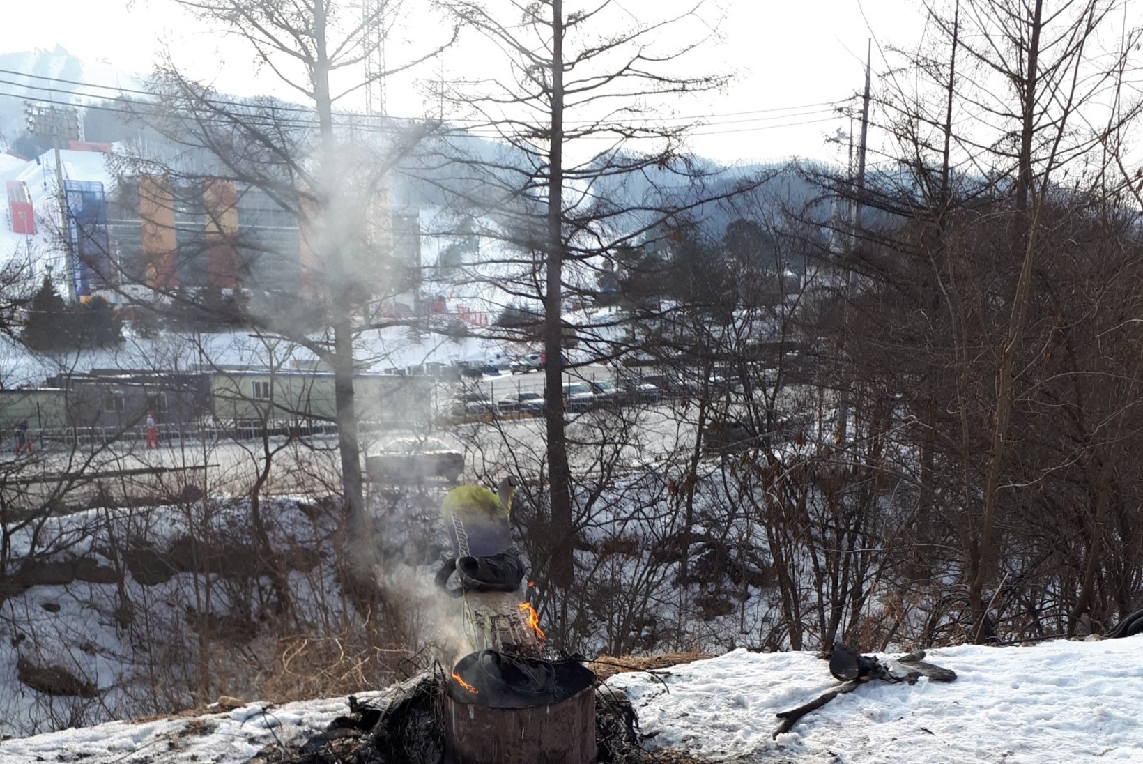 ÕL OLÜMPIAL | FOTOD! Vihased ettevõtjad põletavad protesti märgiks suuski ja lumelaudu