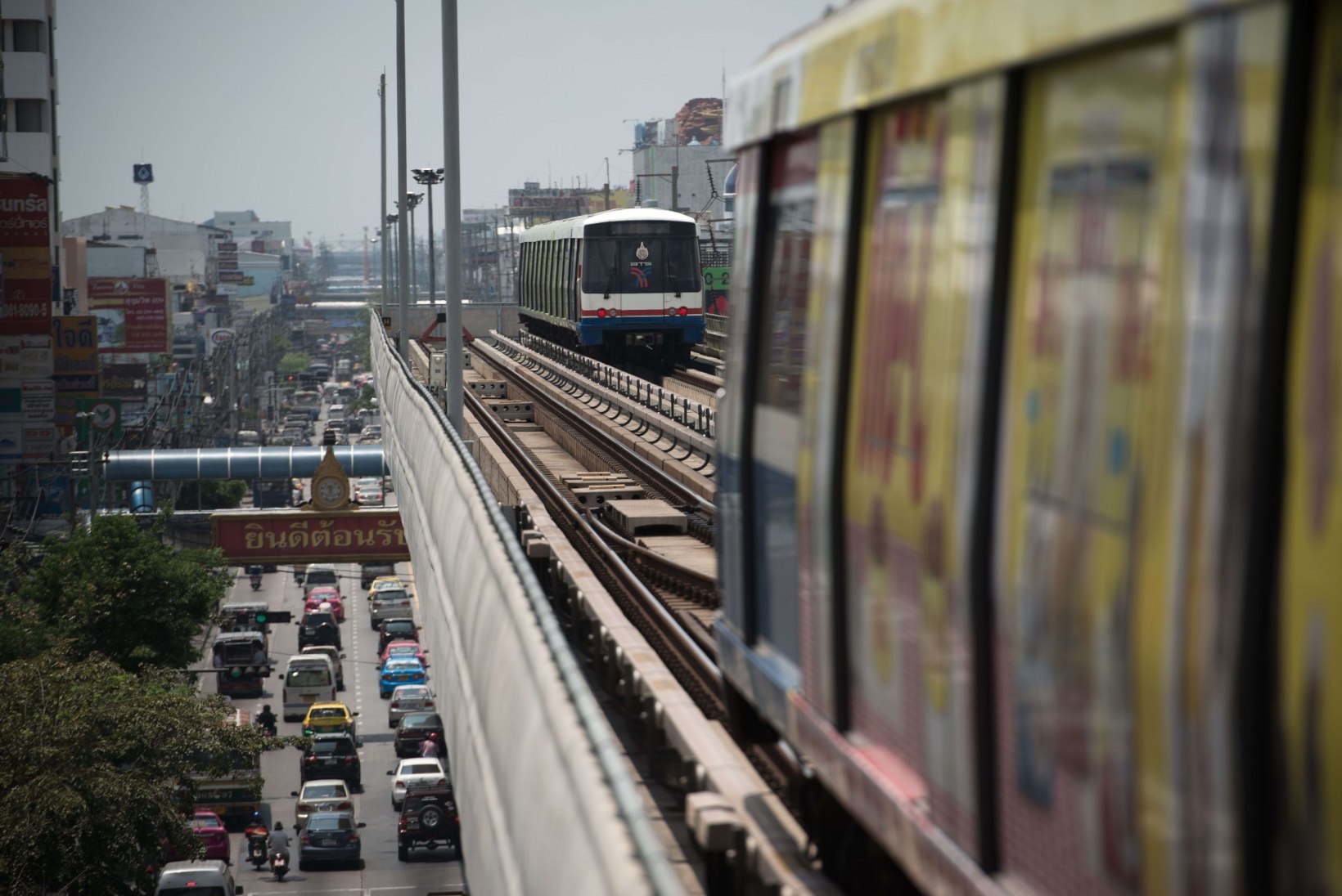 ÕUDNE SURM: Bangkokis jäi selfit teinud naine rongi alla