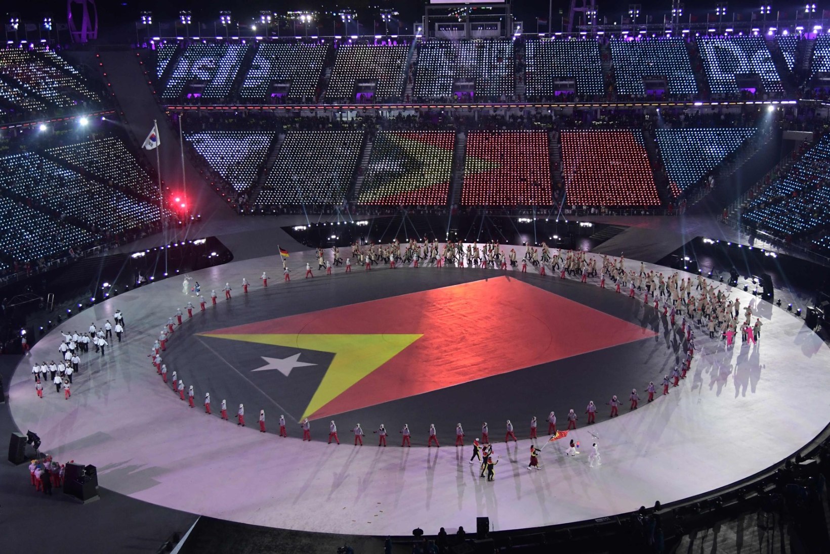 MAAILM ON VÄIKE? Ida-Timori lipu tõi olümpiastaadionile Juhan Liivi sugulane