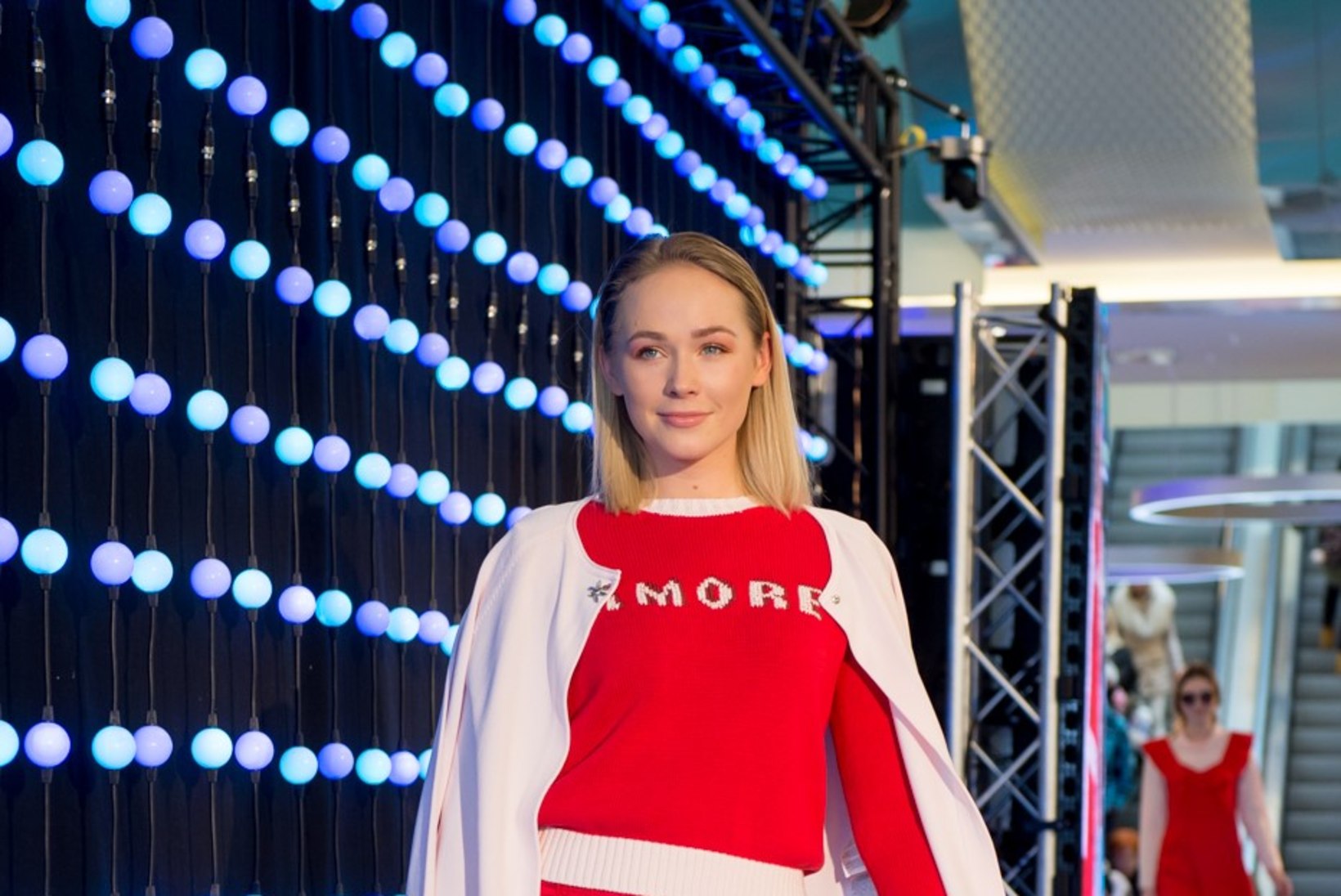 MOEKUULUTAJA | Laulja Johanna Eenma pani kokku enda show Kaubamaja rõivavalikust