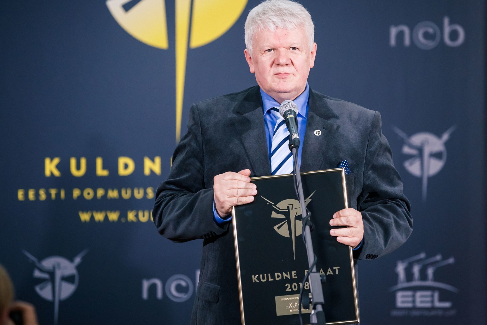 AUHINNASADU PÄRAST SURMA: Jaak Joala võitis teist aastat järjest aasta meesartisti ja aasta albumi Kuldse Plaadi