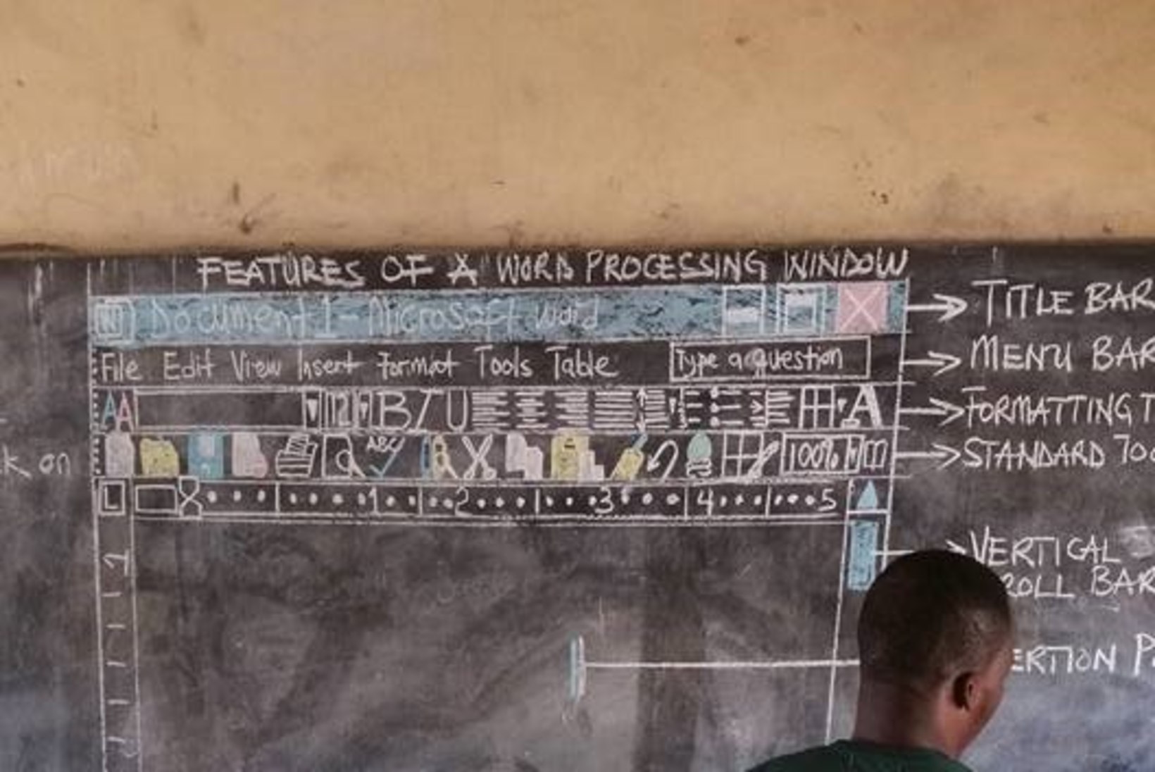 FOTOD | Ghana lapsed õpivad arvutit kasutama tahvli ja kriidi abil