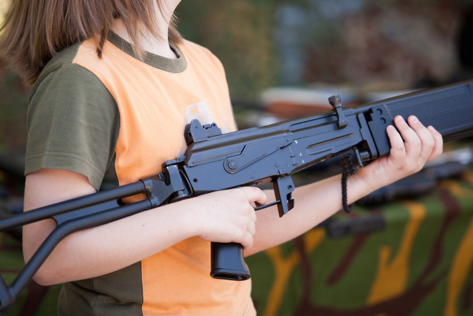 KOOLITULISTAMISELE VASTU: isa ostis 6-aastasele tütrele relva, et ta saaks vajadusel end kaitsta...