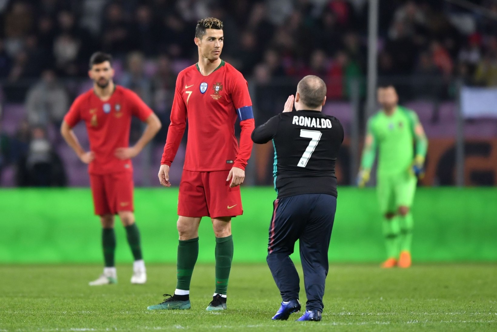 FOTOD | Platsile tormanud fänn üritas Ronaldot suudelda, Portugal sai Hollandilt kolaka