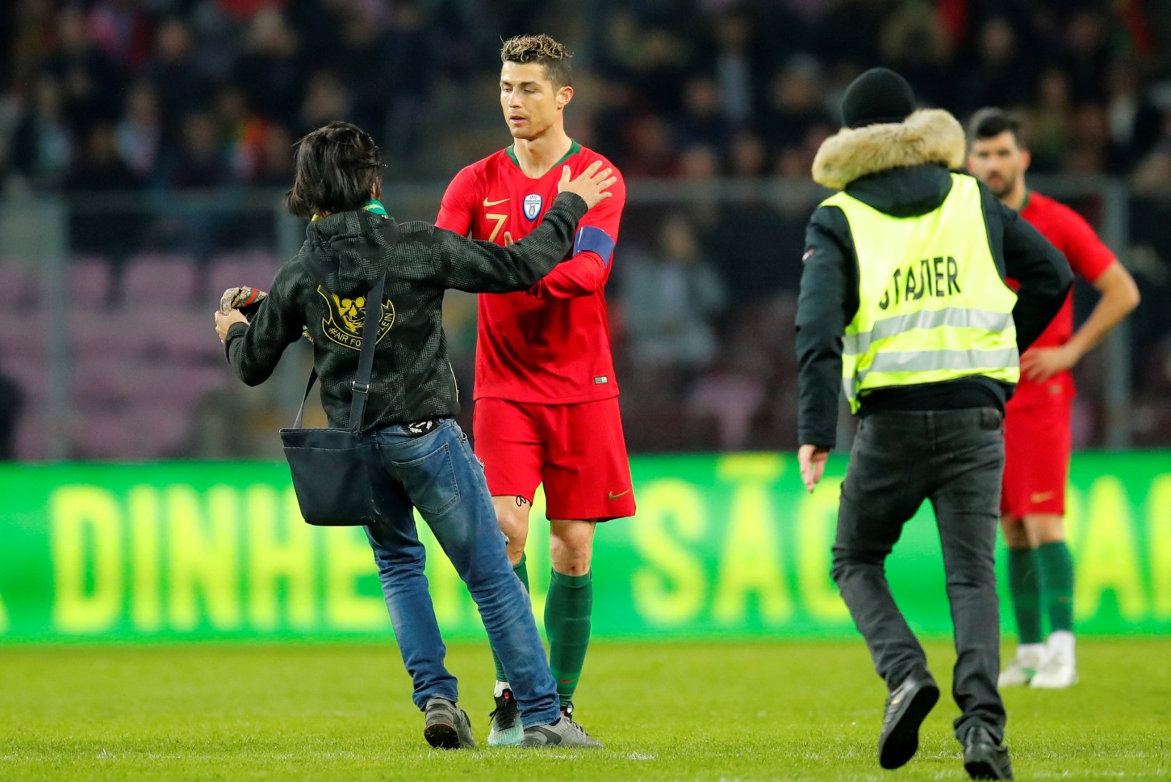 FOTOD | Platsile tormanud fänn üritas Ronaldot suudelda, Portugal sai Hollandilt kolaka