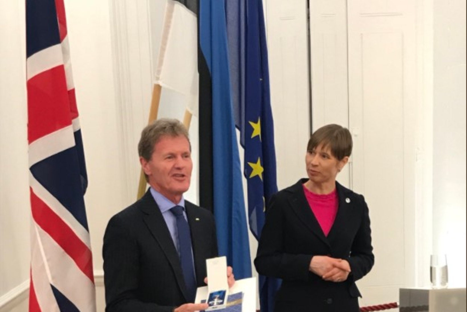 FOTO | President Kaljulaid andis Malcolm Wilsonile üle teenetemärgi