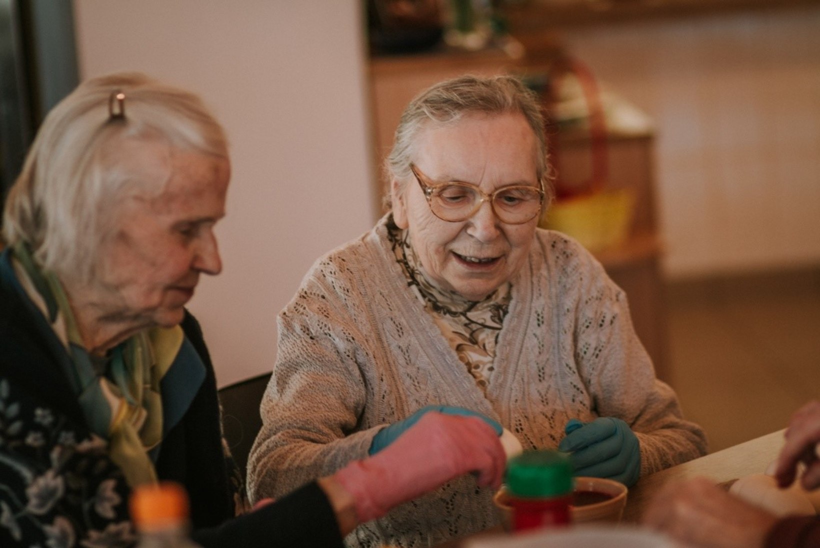 VIDEO | Staarblogija Mallukas värvis hooldekodus koos vanuritega pühademune