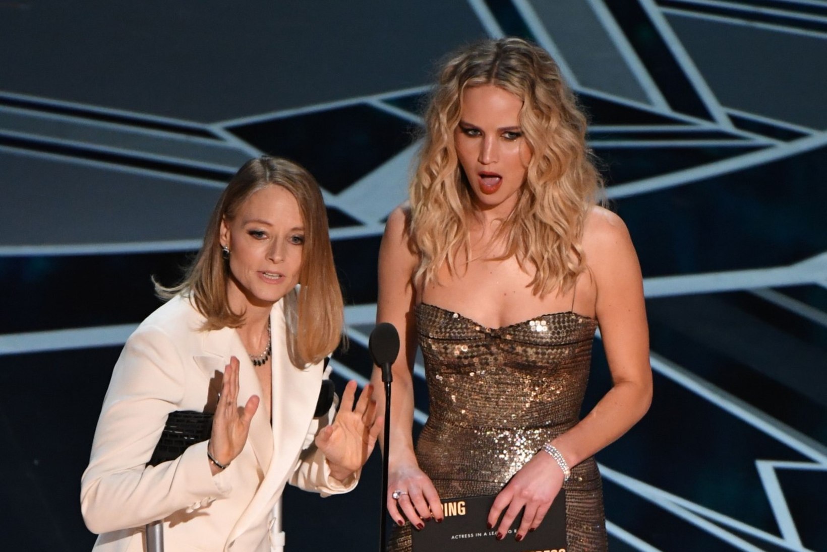 Jodie Foster lonkas Oscarite lavale karkude najal – ja süüdistas Streepi!