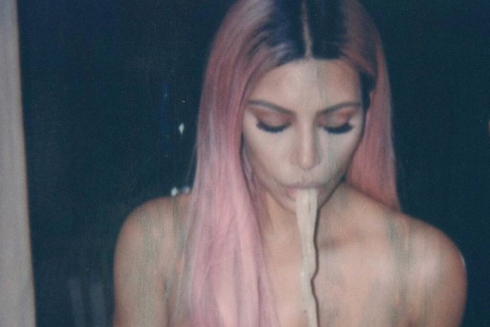 KUUM KLÕPS: paljaste rindadega Kim Kardashian mugib nuudleid
