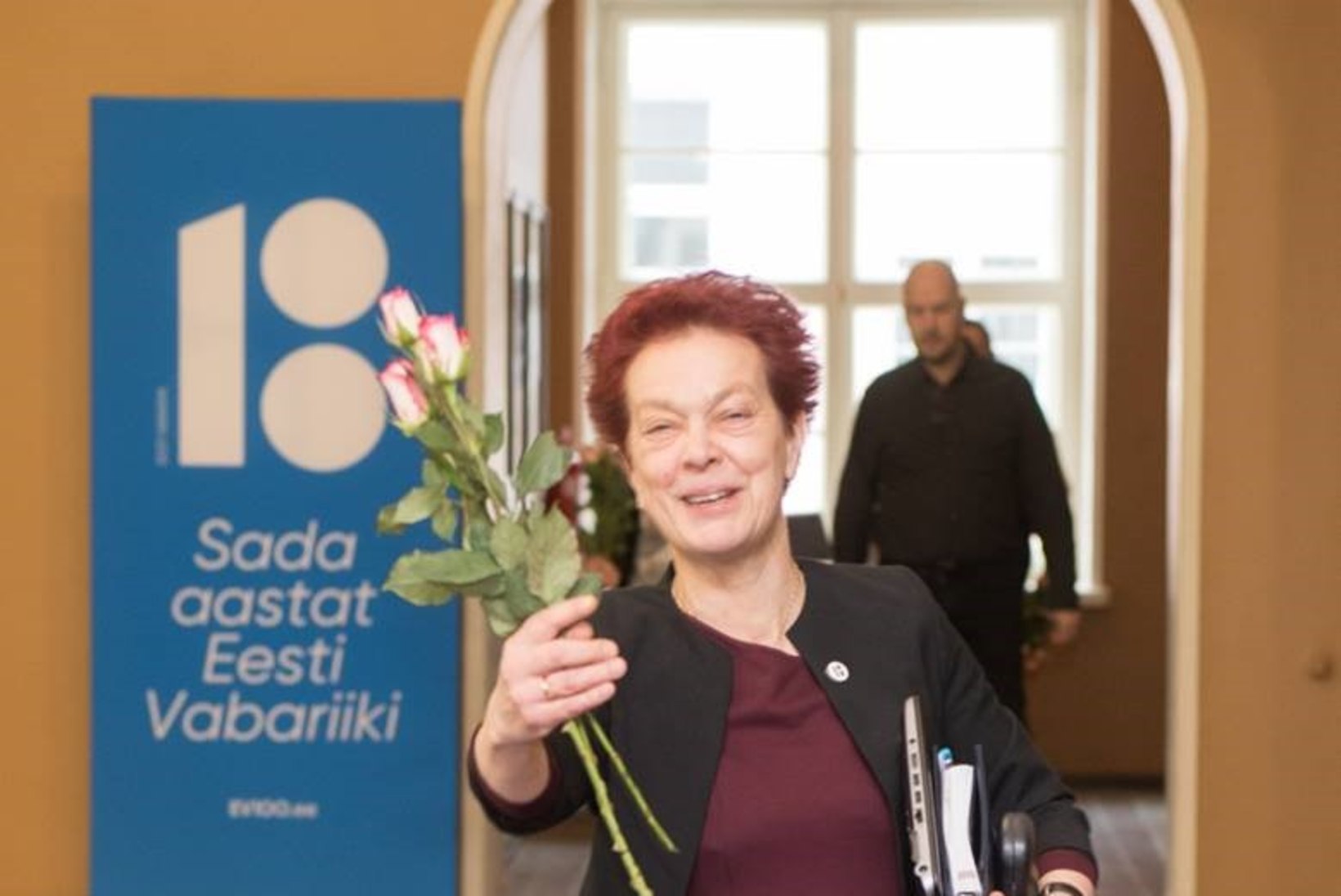 GALERII | Riigikogu mehed võtsid naiskolleege juba uksel lilledega vastu