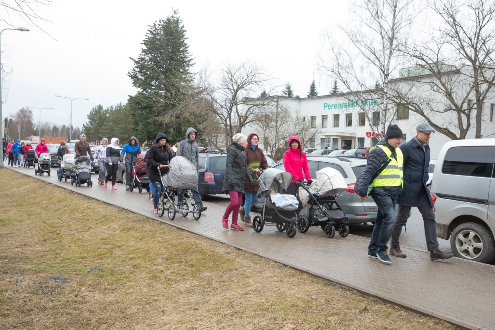 GALERII | Põlvamaa pered kõndisid Eesti sünnitusosakondade kaitseks