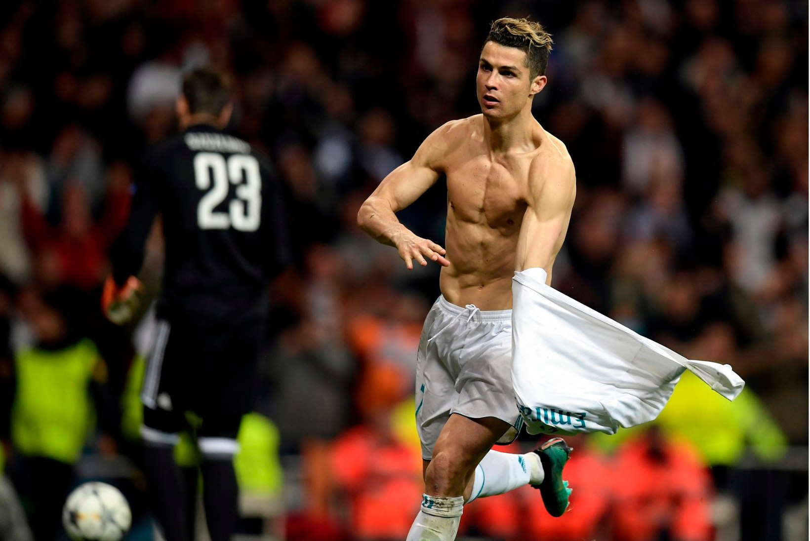 SÄRISEVALT KUUM GALERII | Lase silmal puhata piltidel, kus Ronaldo särki ei kanna!