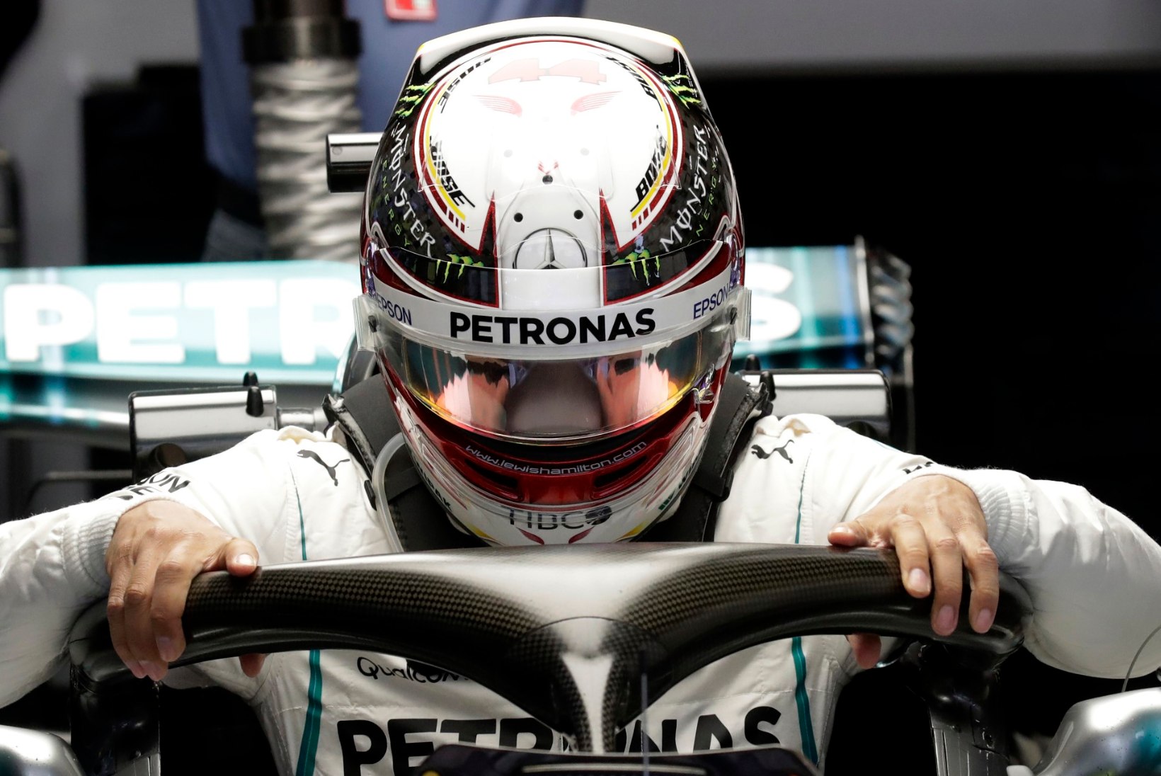 Vihane Lewis Hamilton jättis Hiinas esimestel meetritel Ferrarid seljataha 