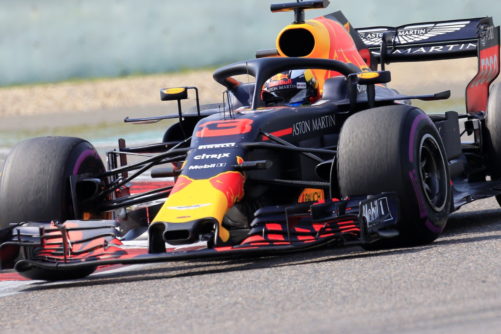Vägevat kiirust näidanud Ricciardo triumfeeris Hiinas, hullumeelsena kihutanud Verstappen rikkus Vetteli võistluse
