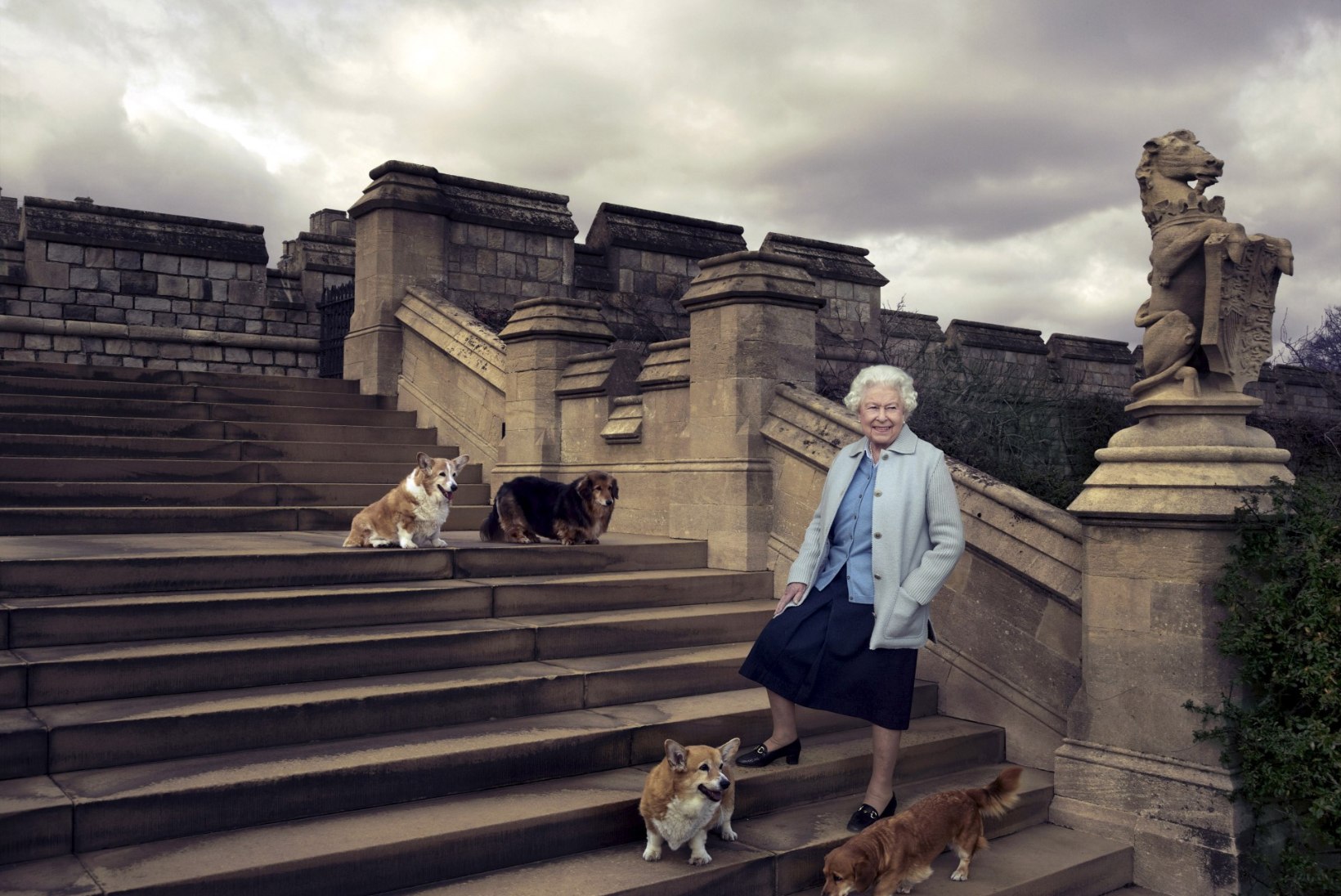 Kuninganna Elizabeth II leinab oma viimast corgi't