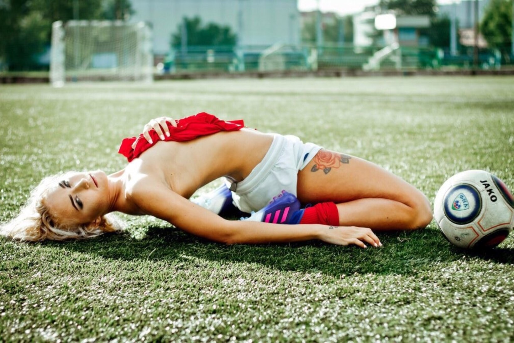 Julge lubadus: jalgpallinaiskond teeb riigi meistriks tulles erootilise fotosessiooni