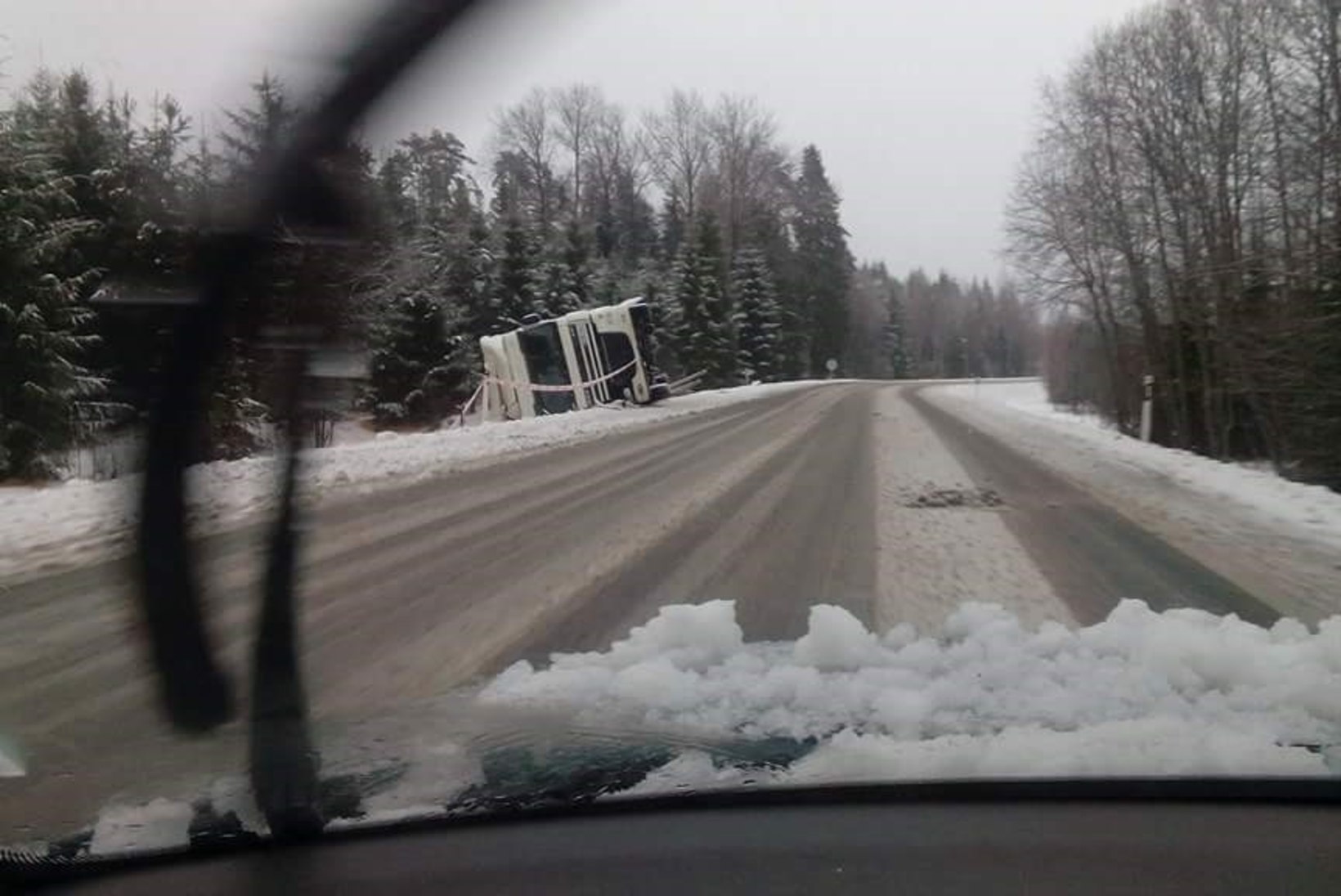 ILMABLOGI | Teeolud on keerulised: lume tõttu on juhtunud mitu avariid