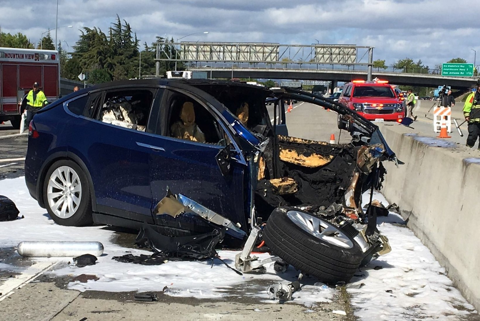 Isejuhtiva auto uus surmasõit: autopiloodiga Tesla roolis istunu hukkus avariis