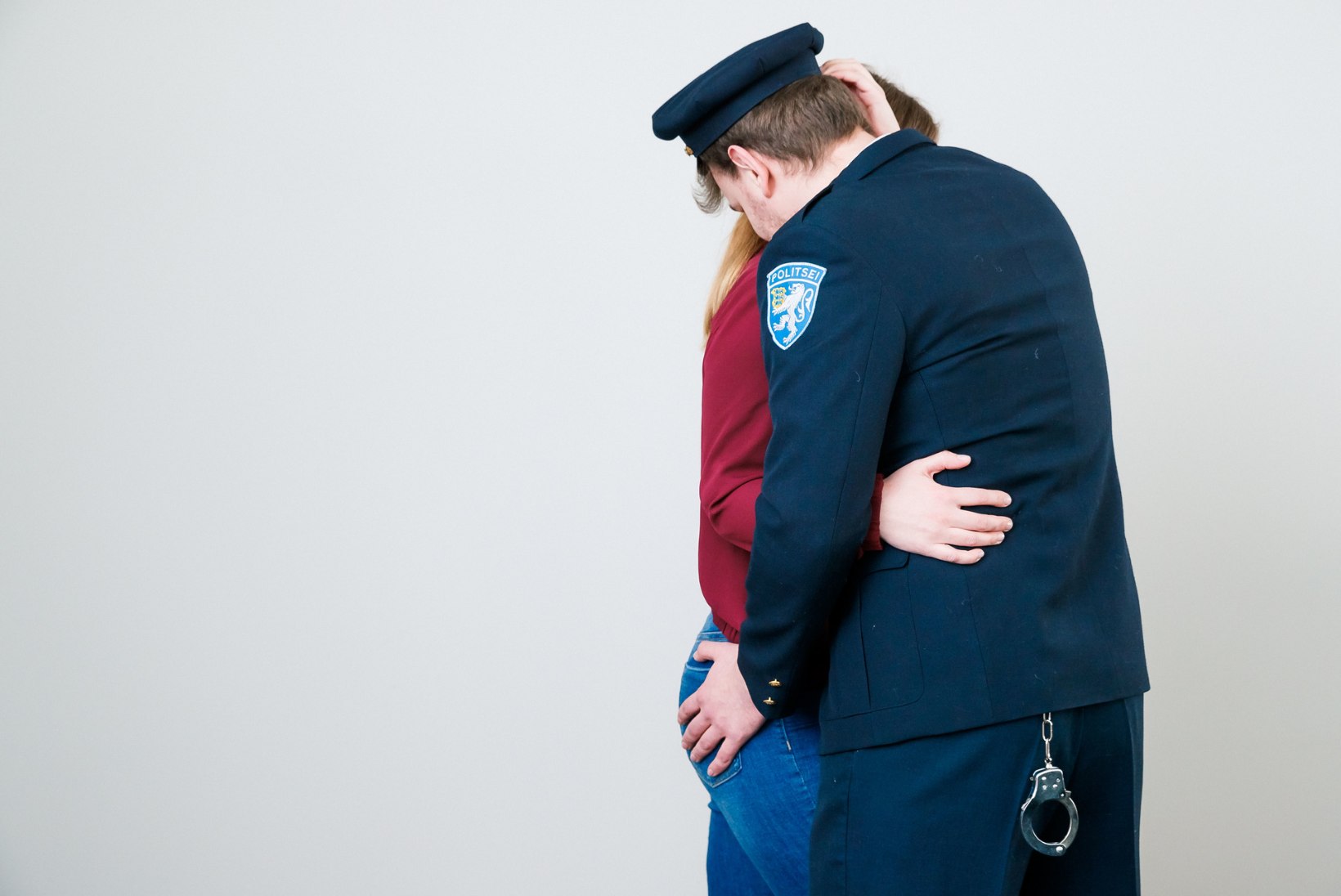 IDA PREFEKTUUR HÄDAS PERVERTIDEGA: alaealine pätiplika seksis politseinikuga, et pääseda karistusest