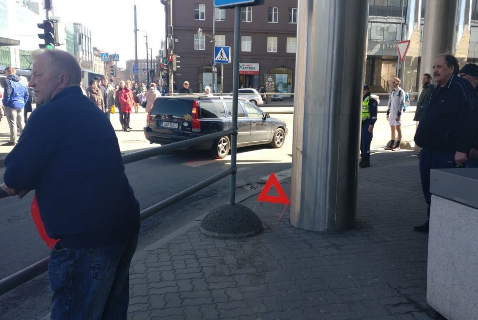 FOTOD | Tallinna kesklinnas sõitis eakas juht kahele lapsele otsa
