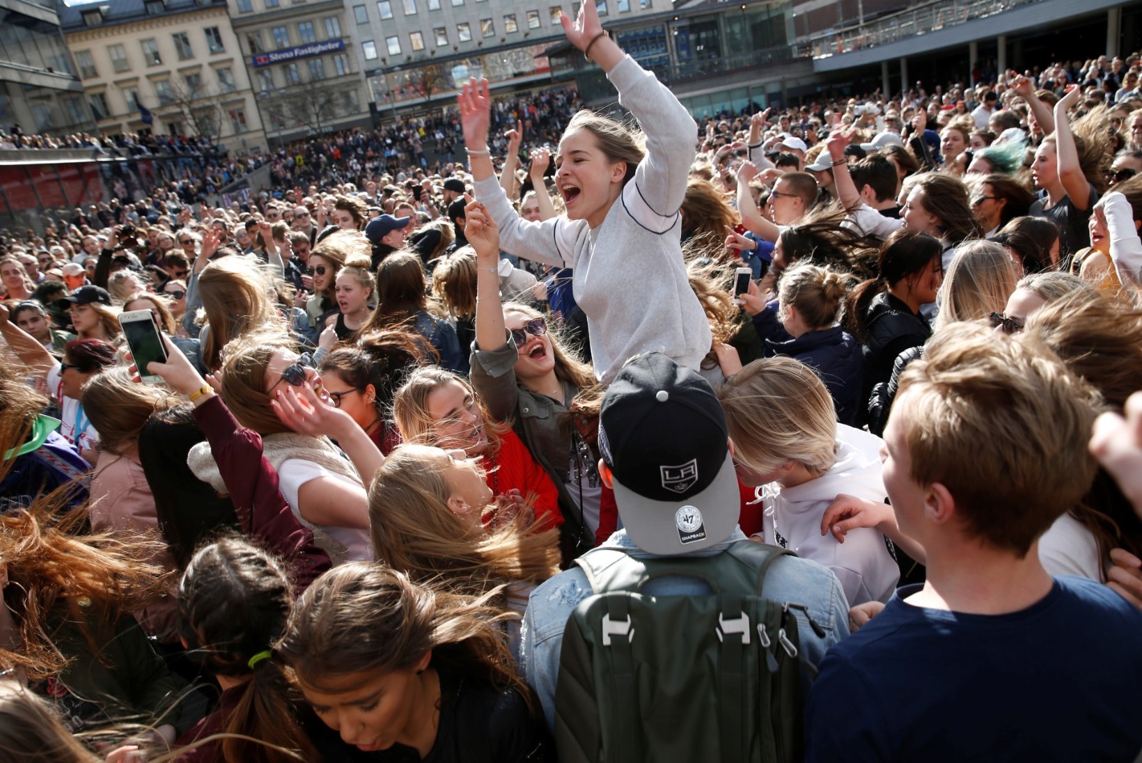 FOTOD JA VIDEO | Tuhanded Avicii fännid on kogunenud Stockholmi südalinna