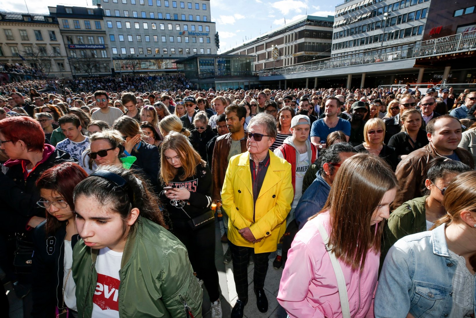 FOTOD JA VIDEO | Tuhanded Avicii fännid on kogunenud Stockholmi südalinna