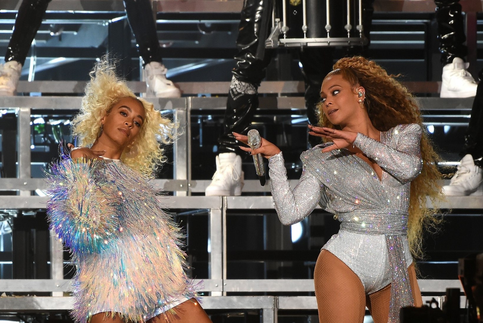 VIDEO | Beyoncé ja tema õde Solange prantsatasid laval pikali!