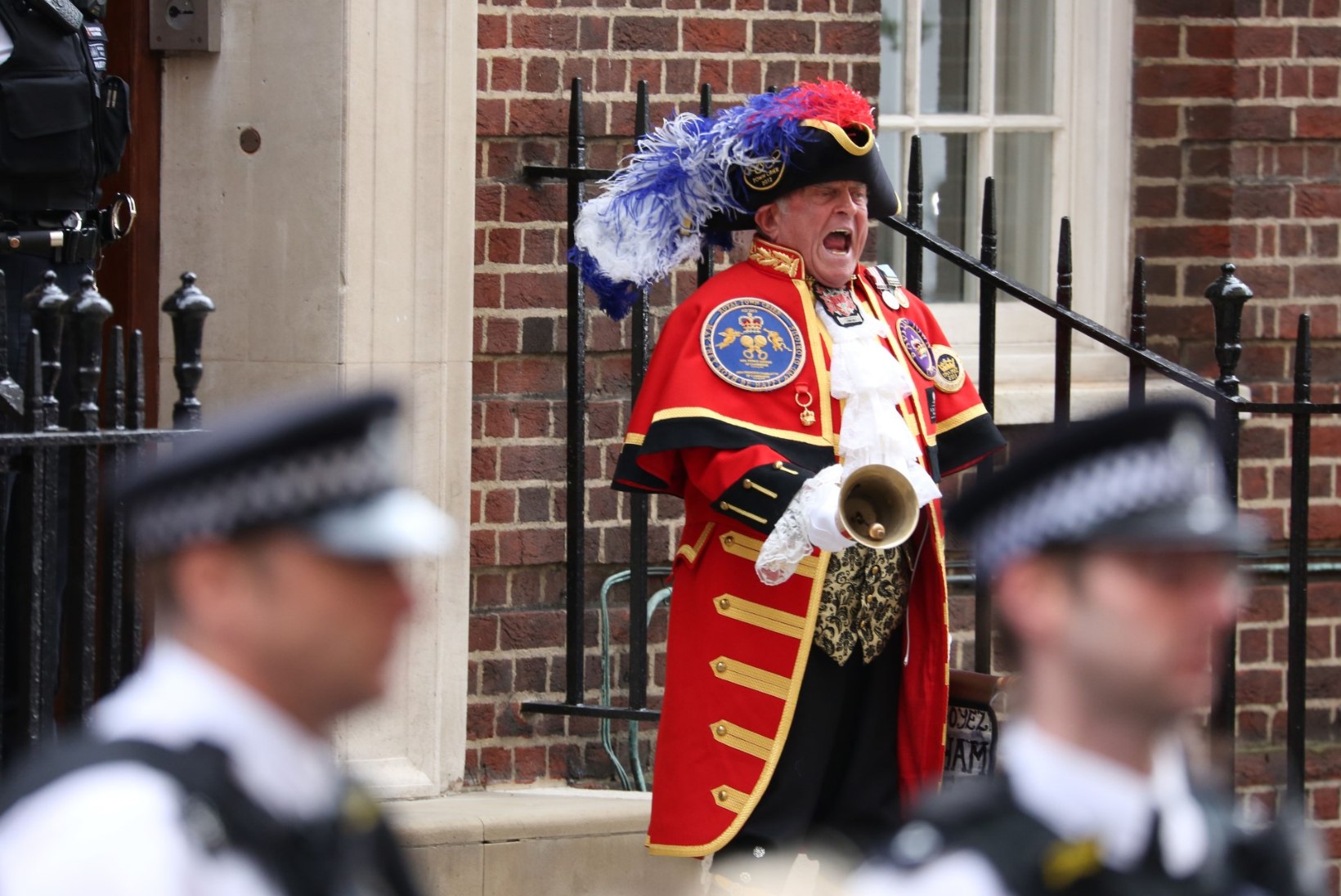 GALERII | Britid tähistavad haigla ees uue printsi sündi vahuveiniga