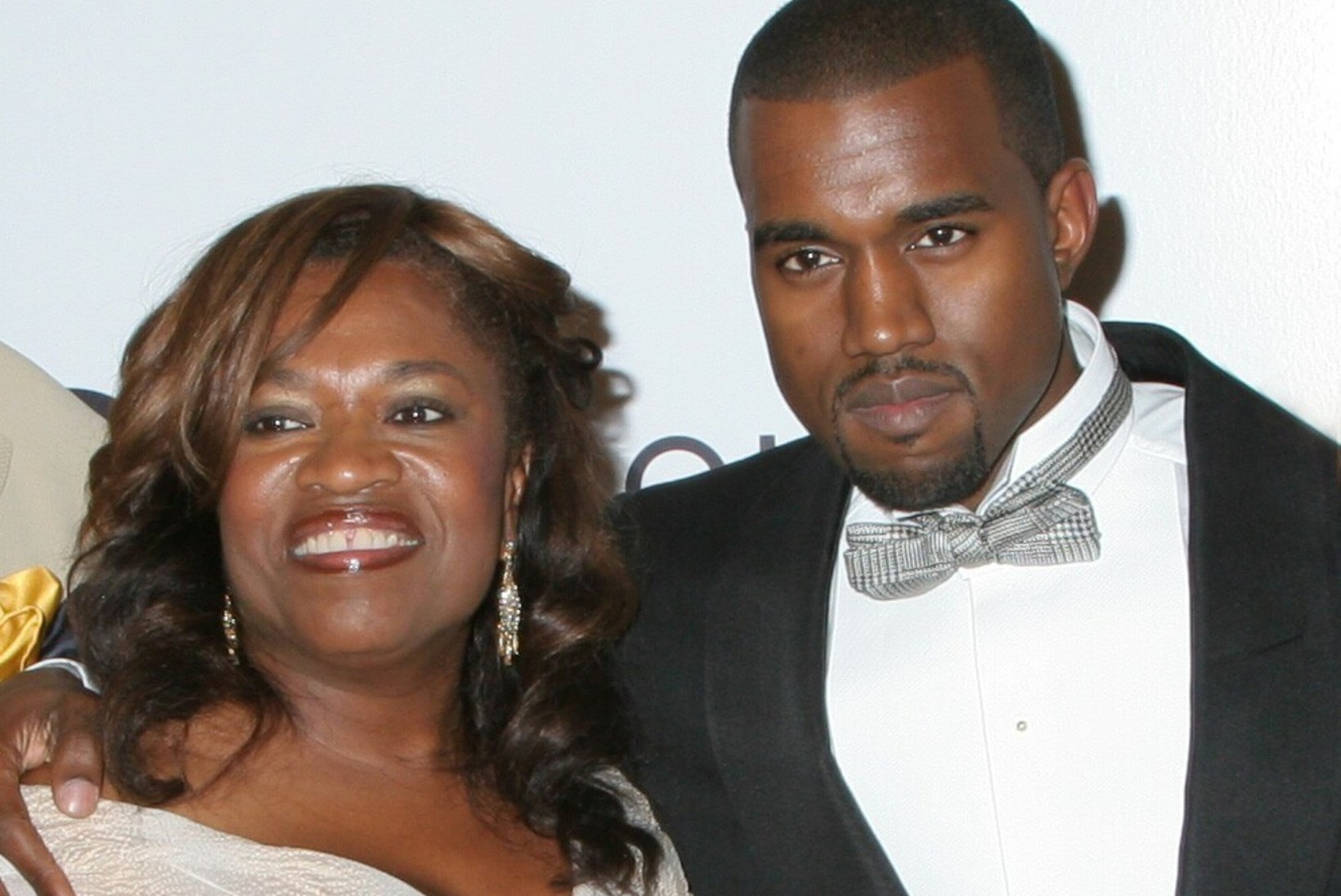 Kanye West pani albumikaanele ilukirurgi, kelle lõikuse järel tema ema suri