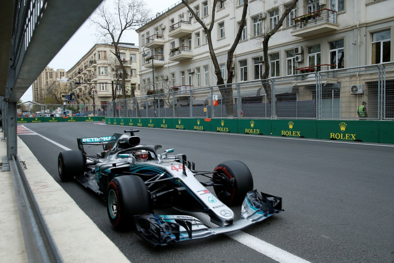 METSIK SÕIT! Lewis Hamilton noppis ülidramaatilise etenduse järel hooaja esimese võidu