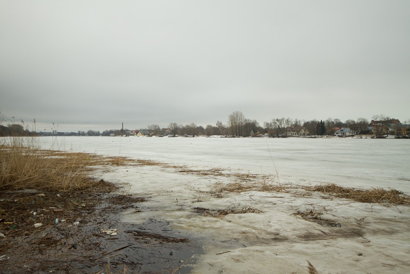 Päästeamet hoiatab: Pärnu jõejää on väga nõrk, päästja vajus läbi jää